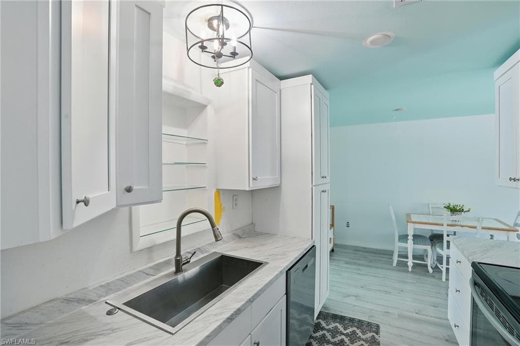 4011 Coconut CIR S, NAPLES FL 34104-8