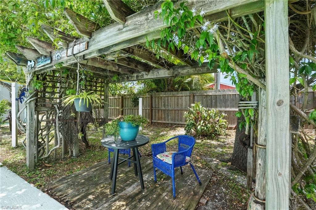 4011 Coconut CIR S, NAPLES FL 34104-30