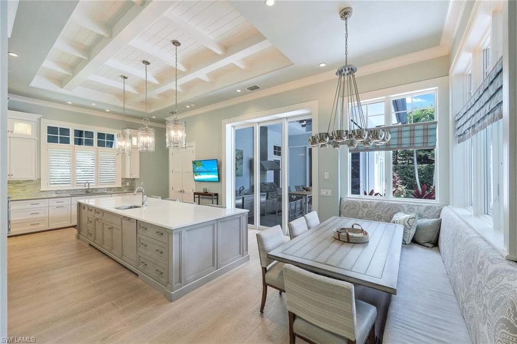 425 Harbour DR, NAPLES FL 34103-7