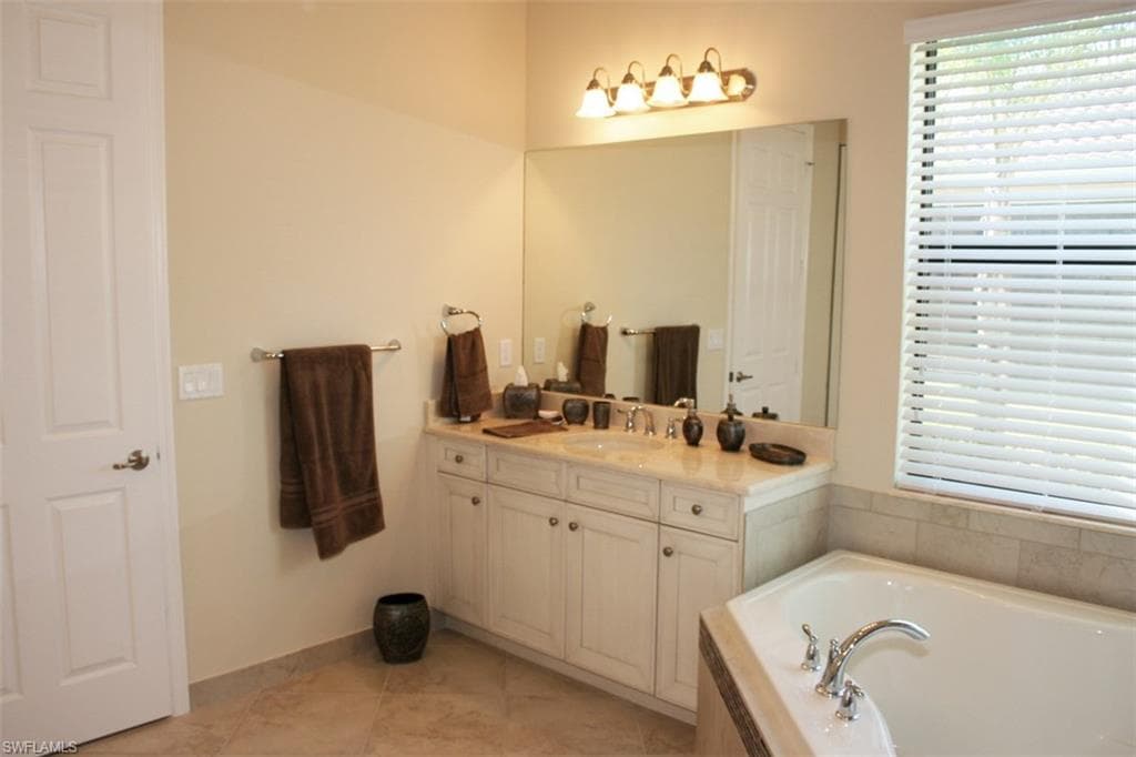 3296 Pacific DR, NAPLES FL 34119-12