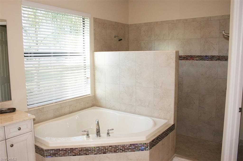 3296 Pacific DR, NAPLES FL 34119-11