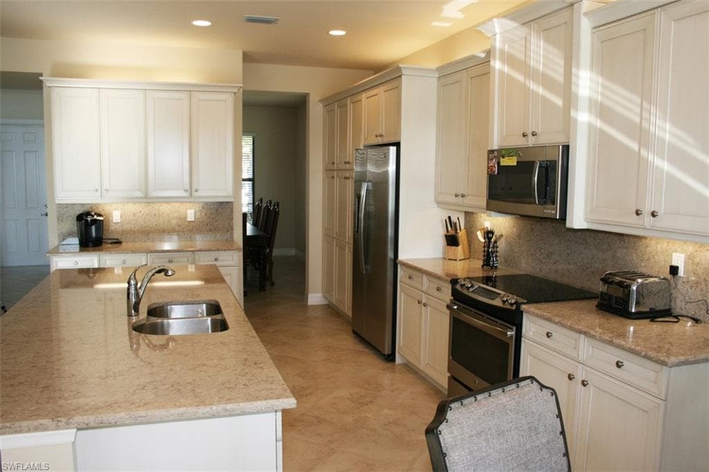 3296 Pacific DR, NAPLES FL 34119-3