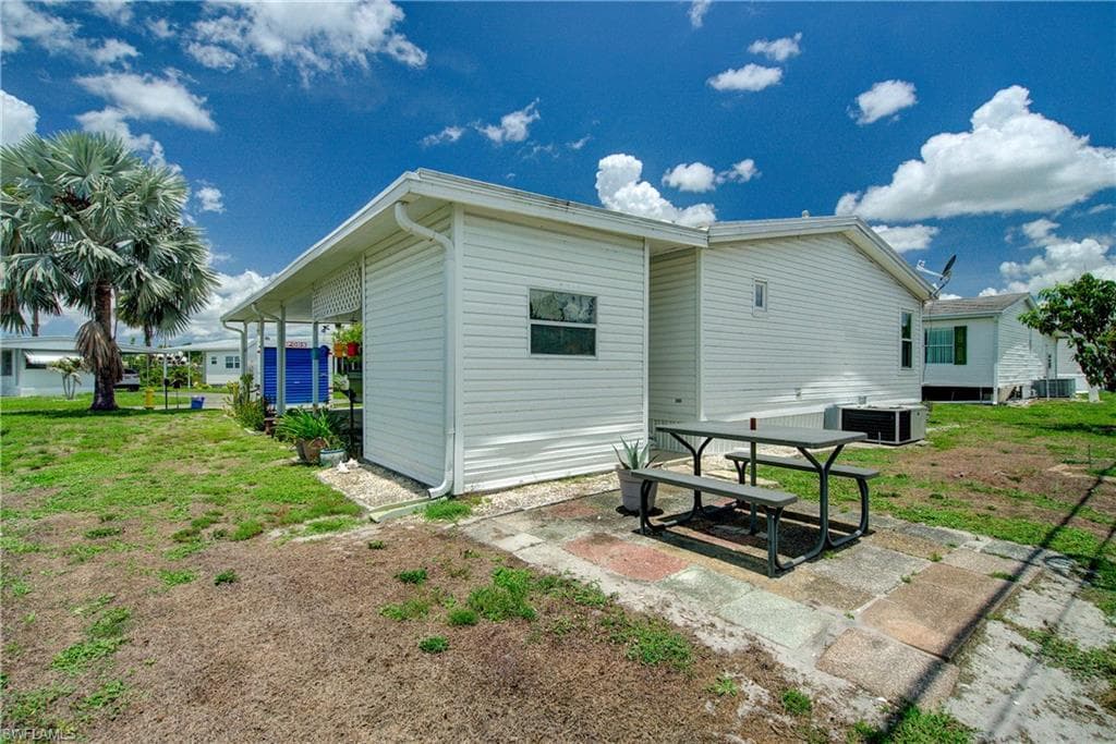 205 Carriage LN, NORTH FORT MYERS FL 33917-33