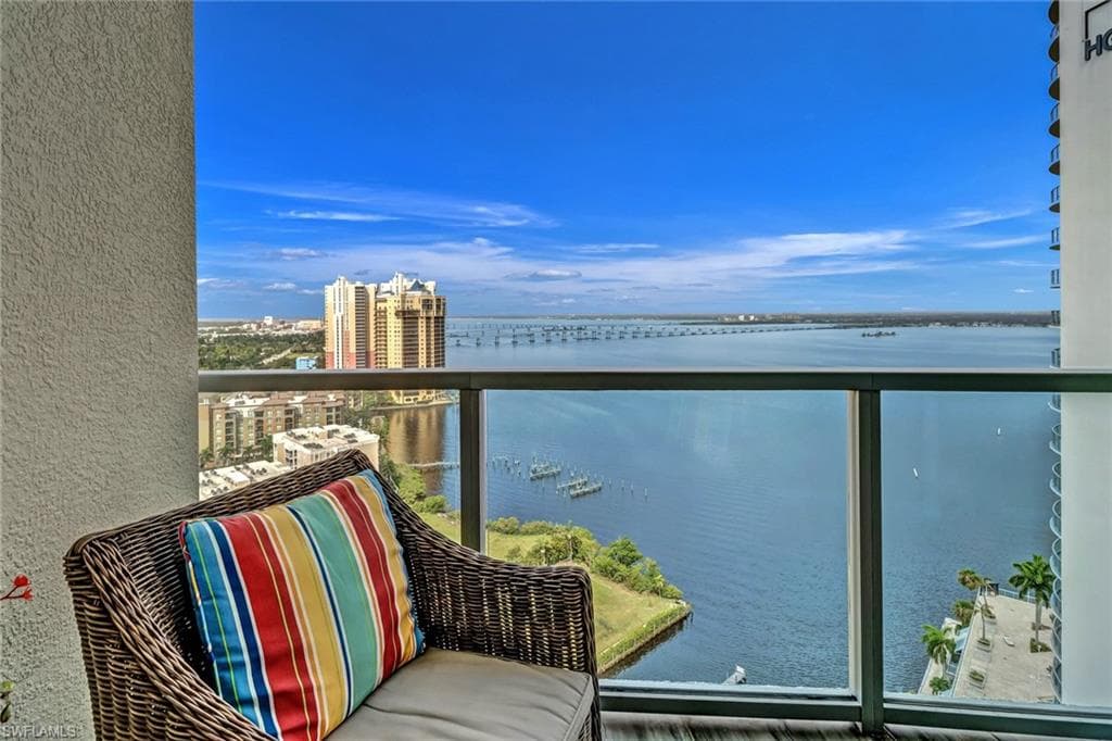 3000 Oasis Grand BLVD # 2205, FORT MYERS FL 33916-1