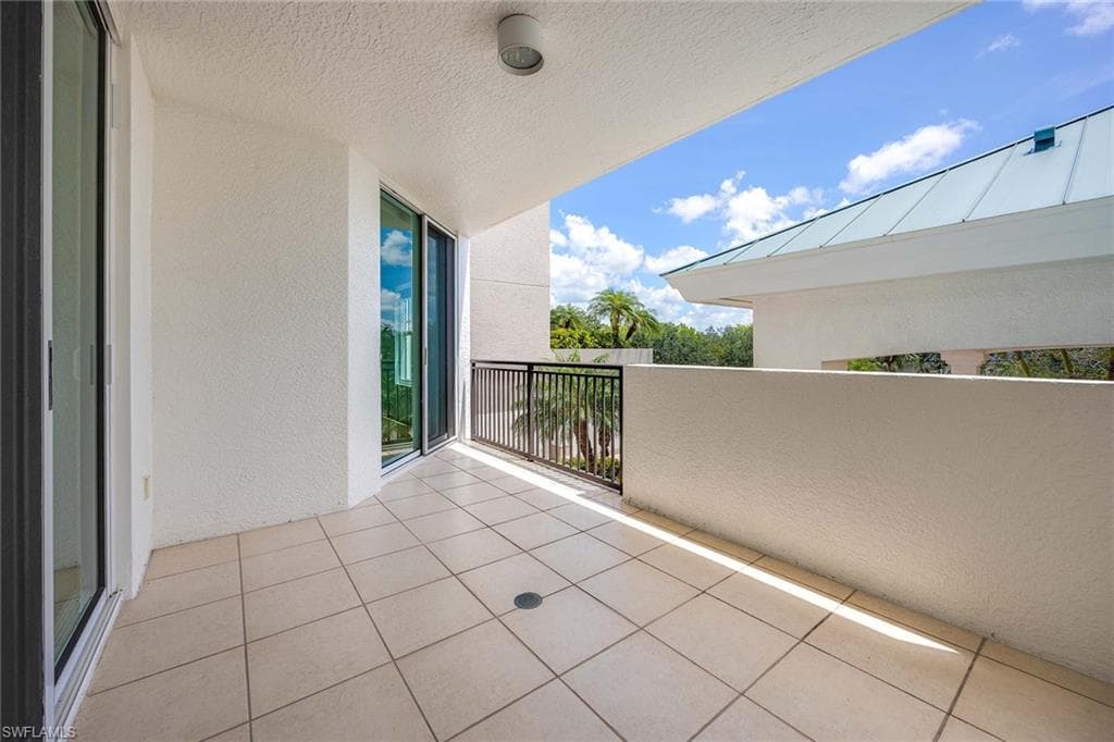 455 Cove Tower DR # 303, NAPLES FL 34110-29