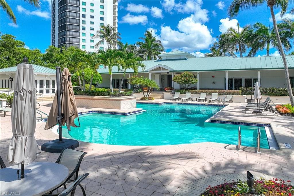 455 Cove Tower DR # 303, NAPLES FL 34110-33