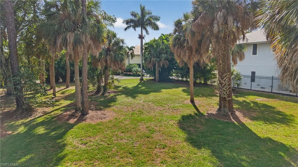 1675 Avion PL, NAPLES FL 34104-5