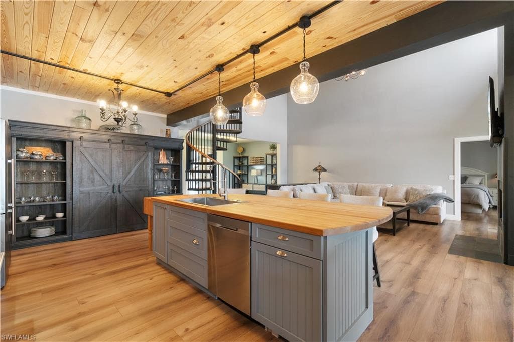 211 Sterling AVE, FORT MYERS BEACH FL 33931-8