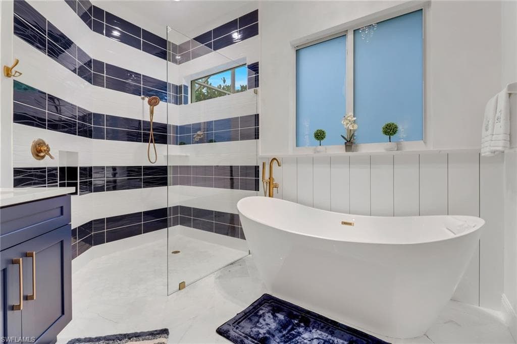 1106 Jardin DR, NAPLES FL 34104-16