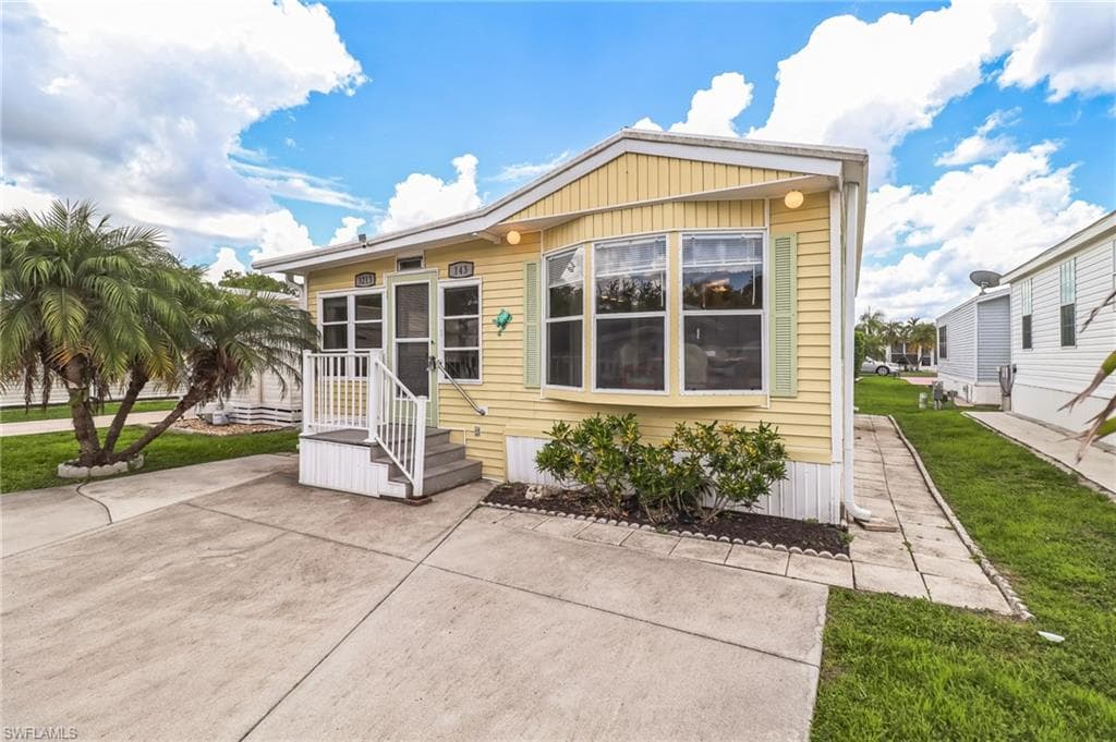 3213 Debbie LN, BONITA SPRINGS FL 34134-33