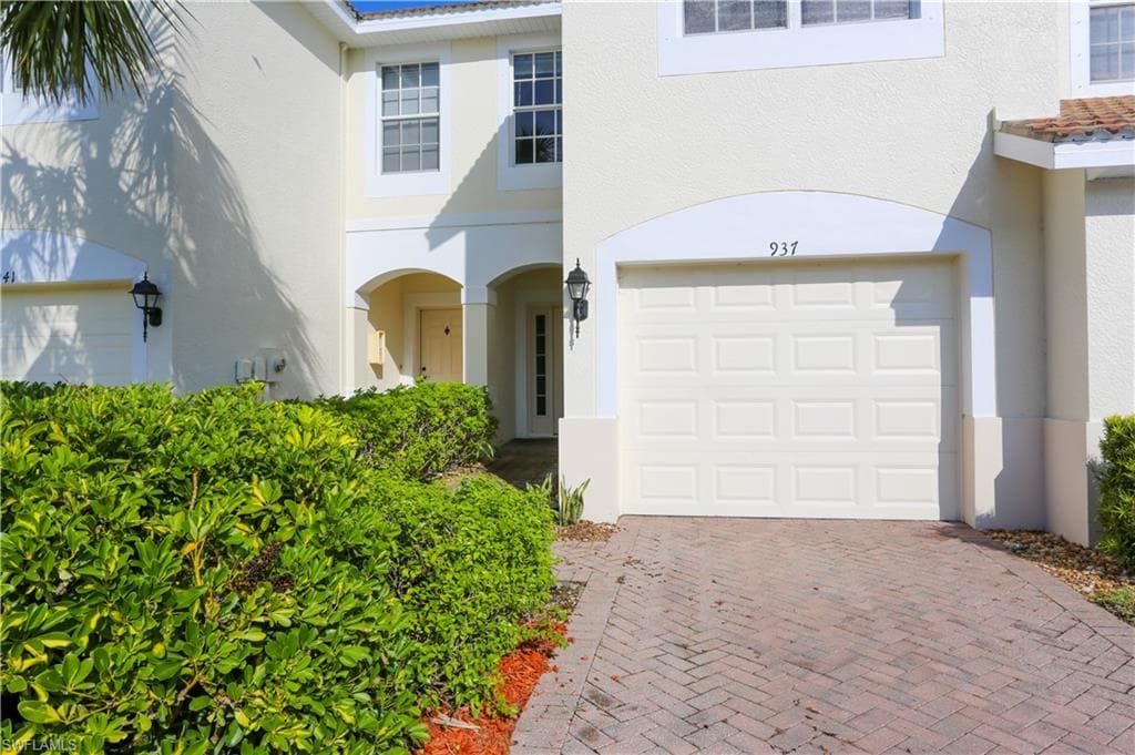 937 Hampton CIR, NAPLES FL 34105-2