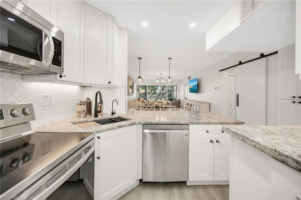 290 Banyan BLVD # 290, NAPLES FL 34102-6