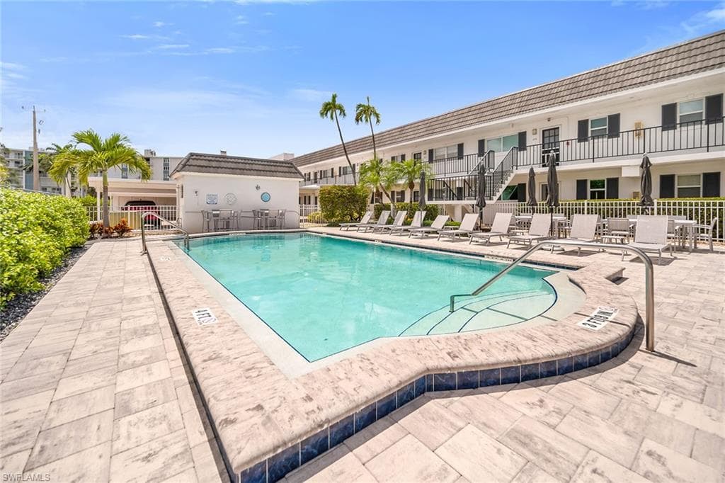 290 Banyan BLVD # 290, NAPLES FL 34102-33