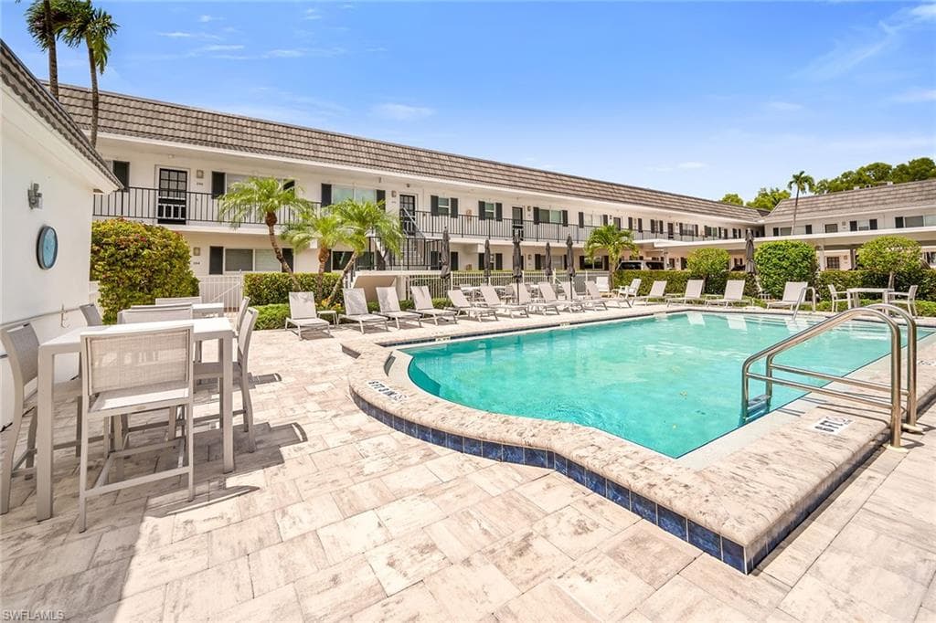 290 Banyan BLVD # 290, NAPLES FL 34102-37