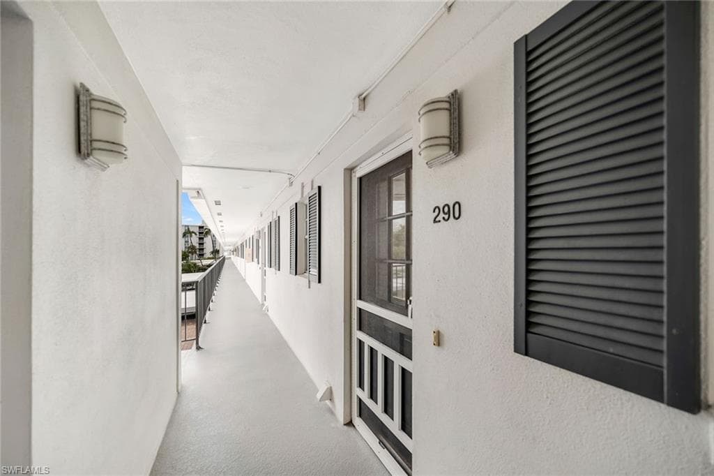 290 Banyan BLVD # 290, NAPLES FL 34102-24