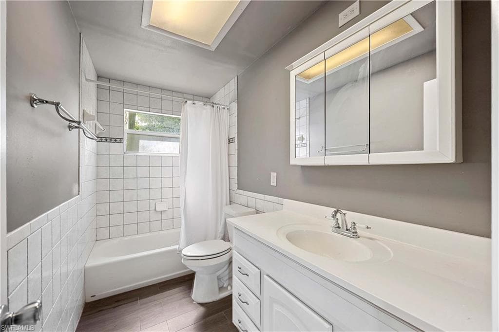 4656 Capri DR, NAPLES FL 34103-15