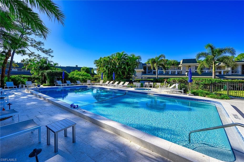 522 Wildwood LN # 522, NAPLES FL 34105-26