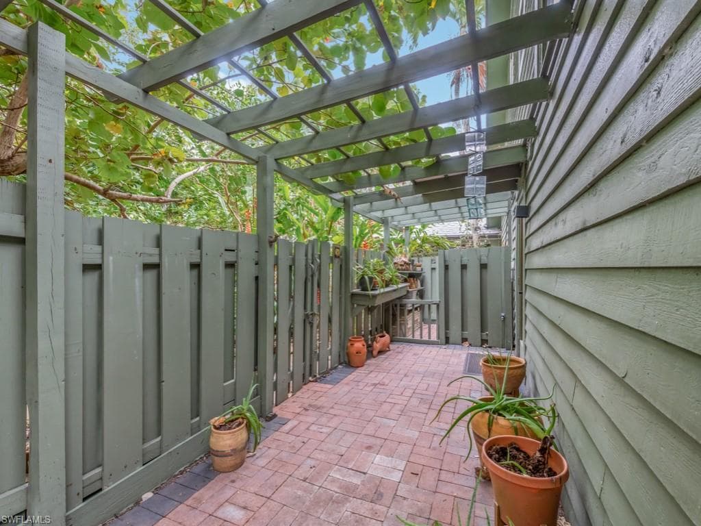 1271 Solana RD # E4, NAPLES FL 34103-18