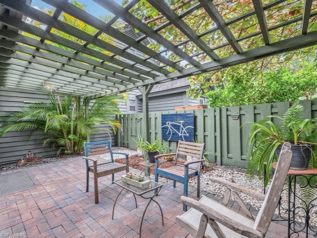 1271 Solana RD # E4, NAPLES FL 34103-3