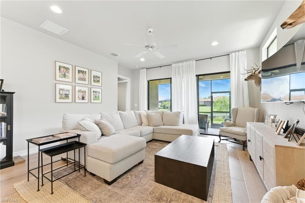 8230 Venetian Pointe DR, FORT MYERS FL 33908-16