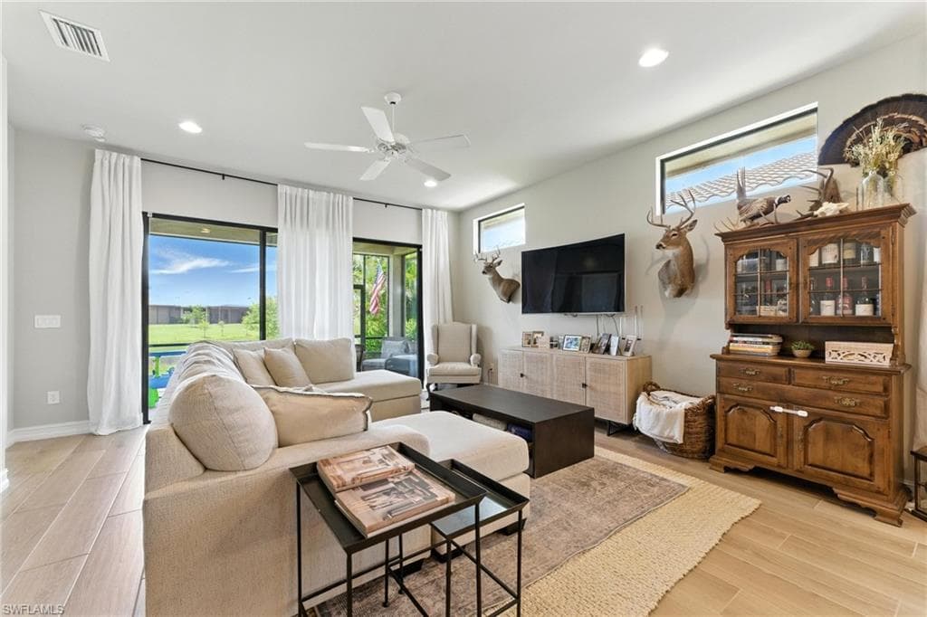 8230 Venetian Pointe DR, FORT MYERS FL 33908-15