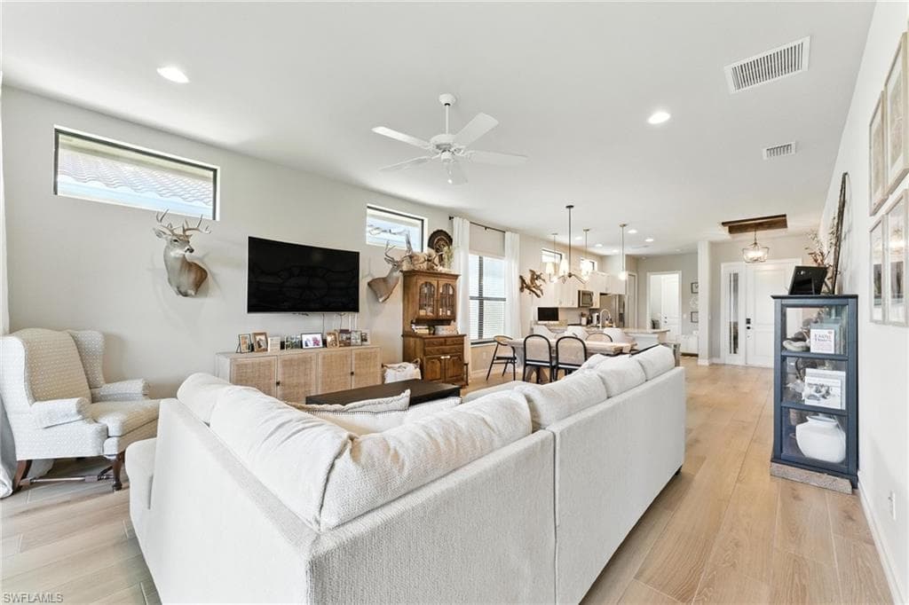 8230 Venetian Pointe DR, FORT MYERS FL 33908-19