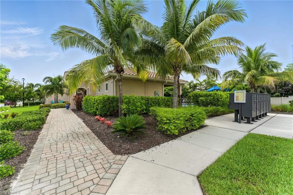 8230 Venetian Pointe DR, FORT MYERS FL 33908-32