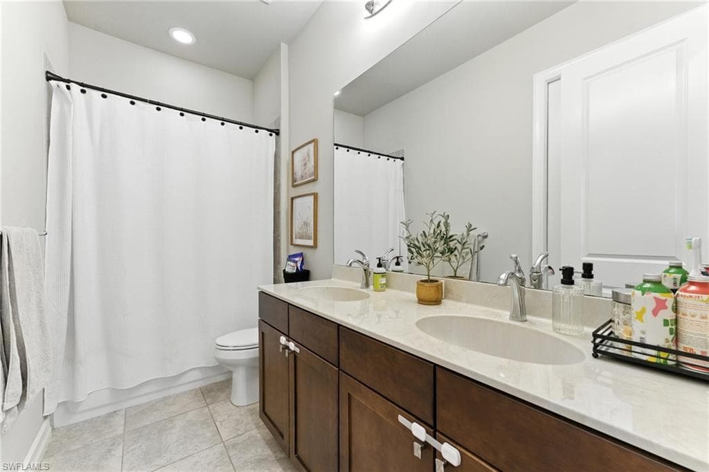 8230 Venetian Pointe DR, FORT MYERS FL 33908-13