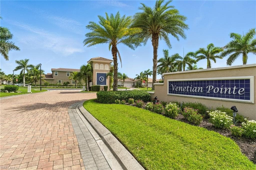 8230 Venetian Pointe DR, FORT MYERS FL 33908-38