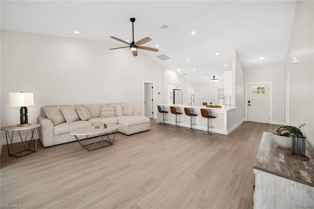 581 Country Walk CT, NAPLES FL 34104-5