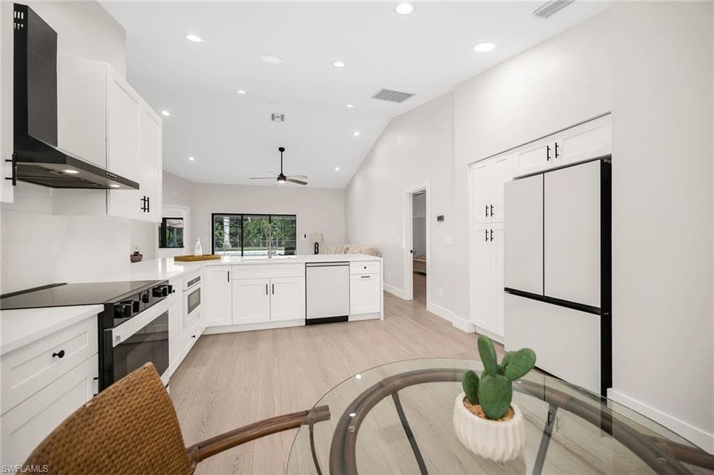 581 Country Walk CT, NAPLES FL 34104-11