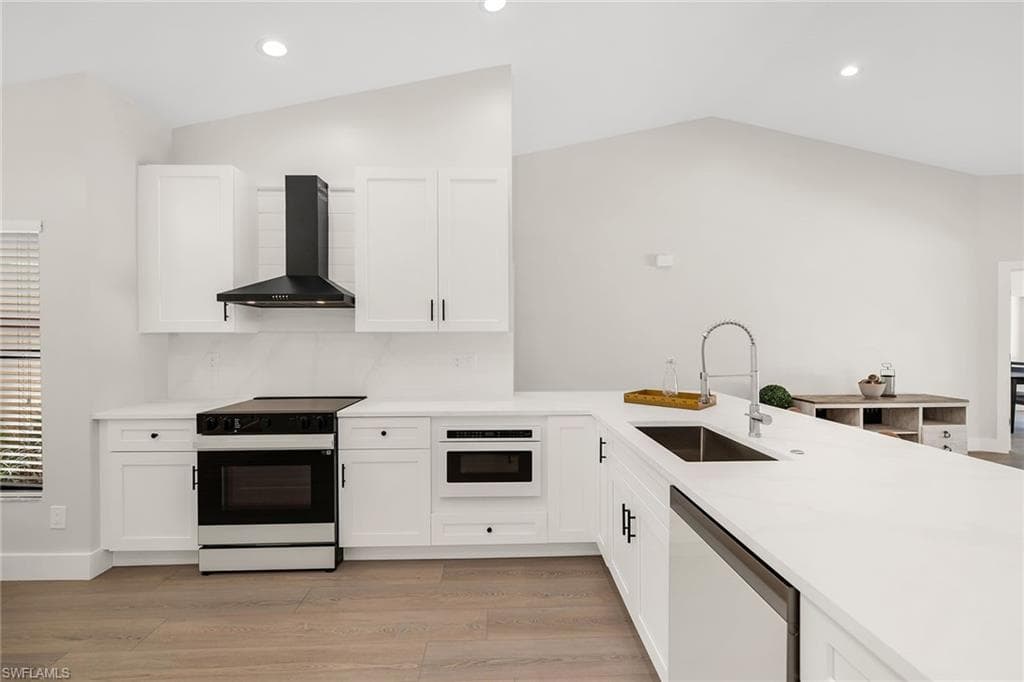 581 Country Walk CT, NAPLES FL 34104-2