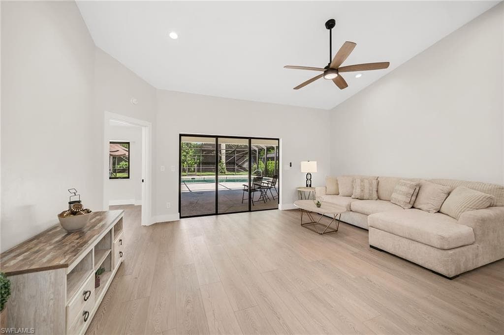 581 Country Walk CT, NAPLES FL 34104-4