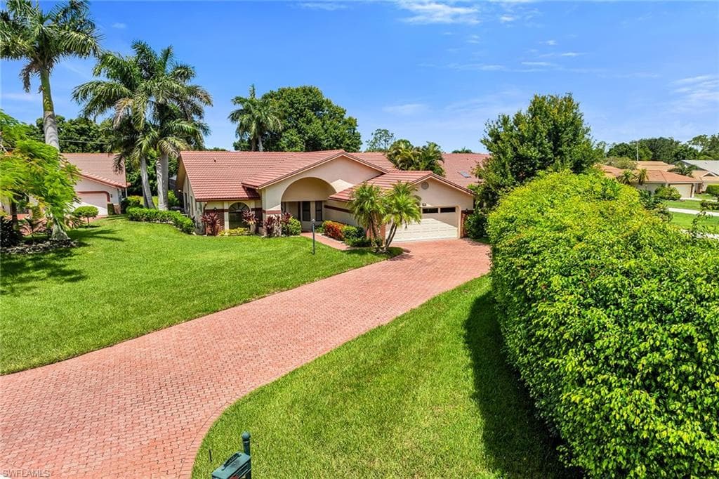581 Country Walk CT, NAPLES FL 34104-37
