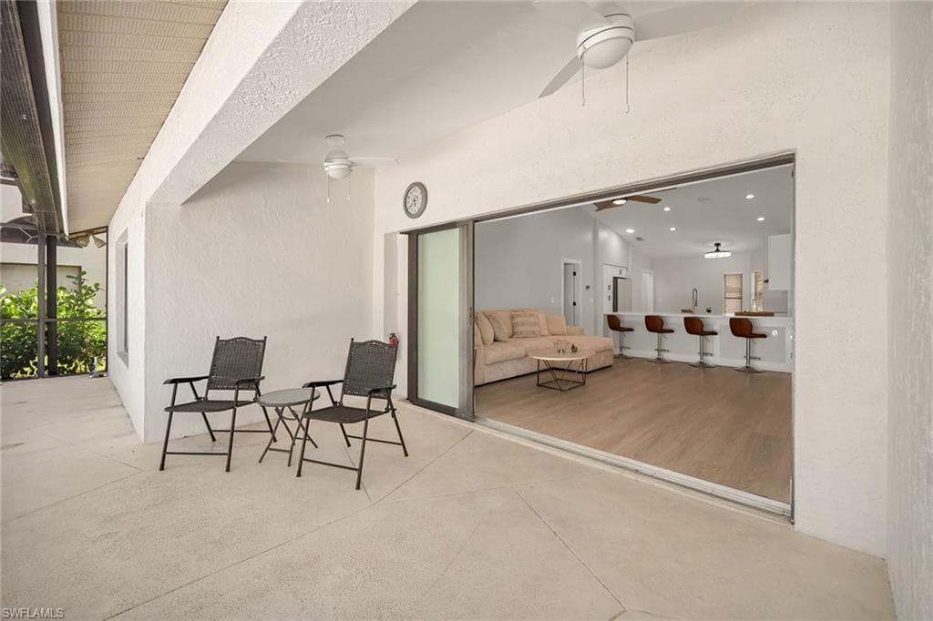 581 Country Walk CT, NAPLES FL 34104-30