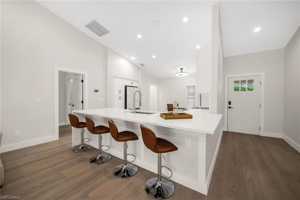 581 Country Walk CT, NAPLES FL 34104-3