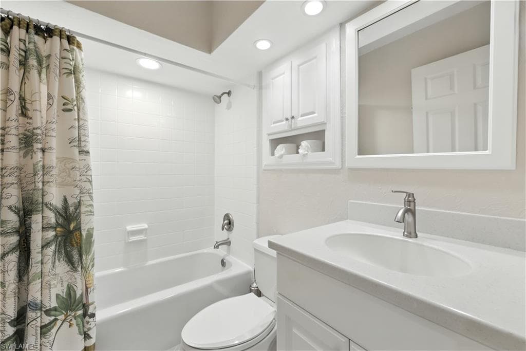 26000 Hickory BLVD # 204, BONITA SPRINGS FL 34134-8