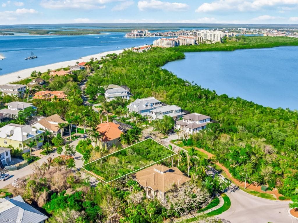 950 Sea Oats CT, MARCO ISLAND FL 34145-4