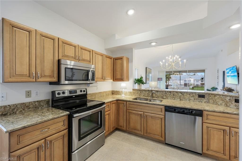 437 Wiggins Lake CT # 201, NAPLES FL 34110-6