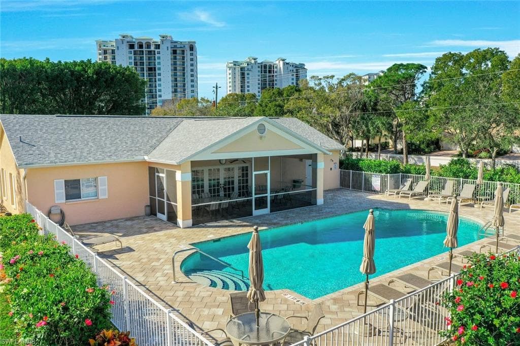 437 Wiggins Lake CT # 201, NAPLES FL 34110-19