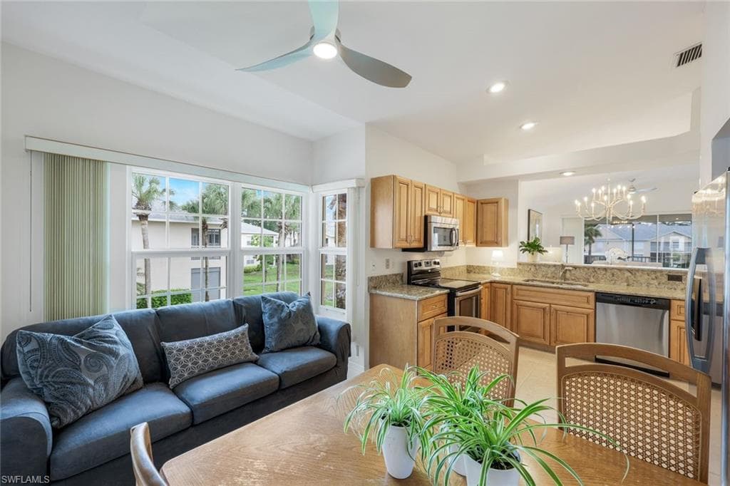 437 Wiggins Lake CT # 201, NAPLES FL 34110-8