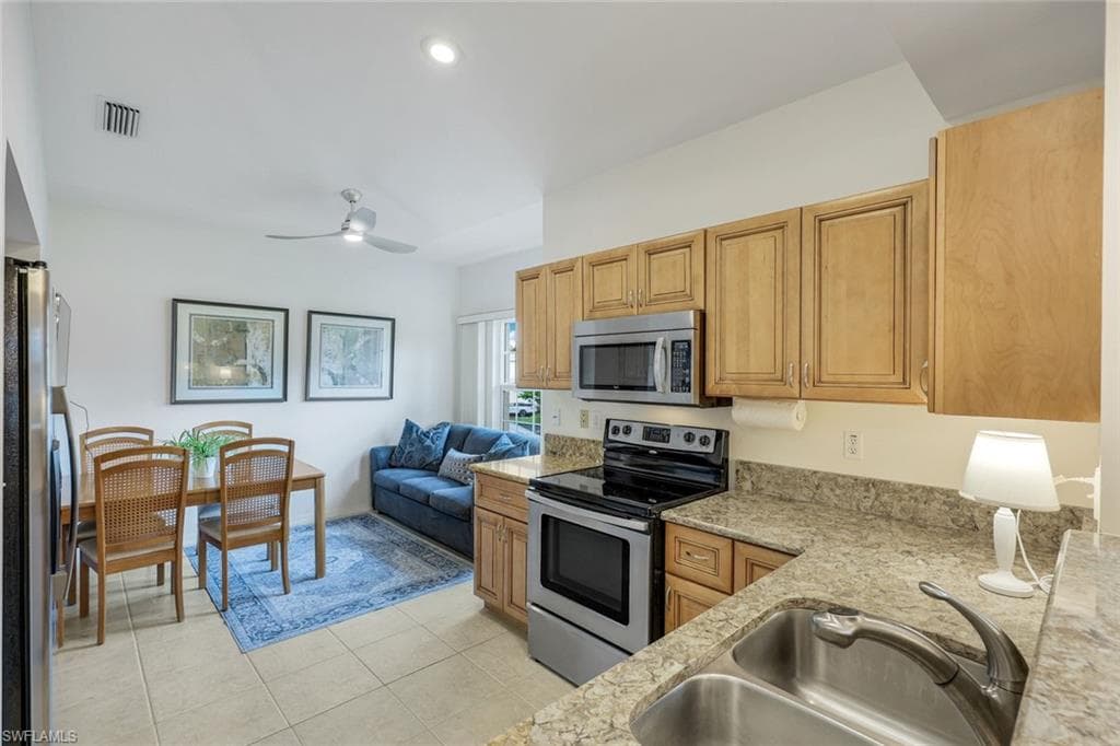 437 Wiggins Lake CT # 201, NAPLES FL 34110-7