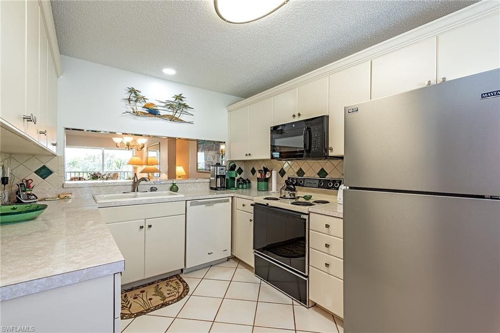 10684 Gulf Shore DR # 305, NAPLES FL 34108-4