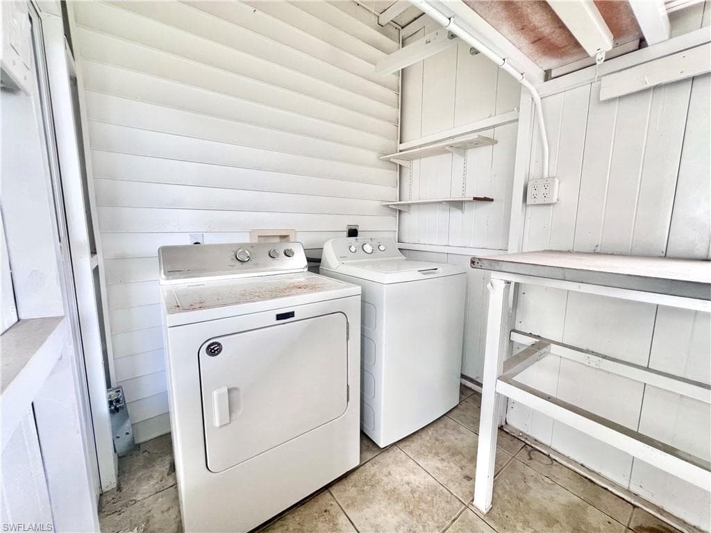 164 Cape Sable DR, NAPLES FL 34104-17