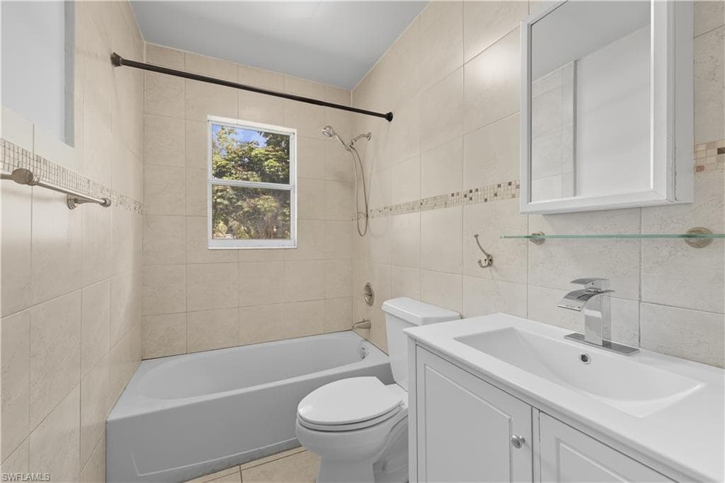 1069 Highlands DR, NAPLES FL 34103-4