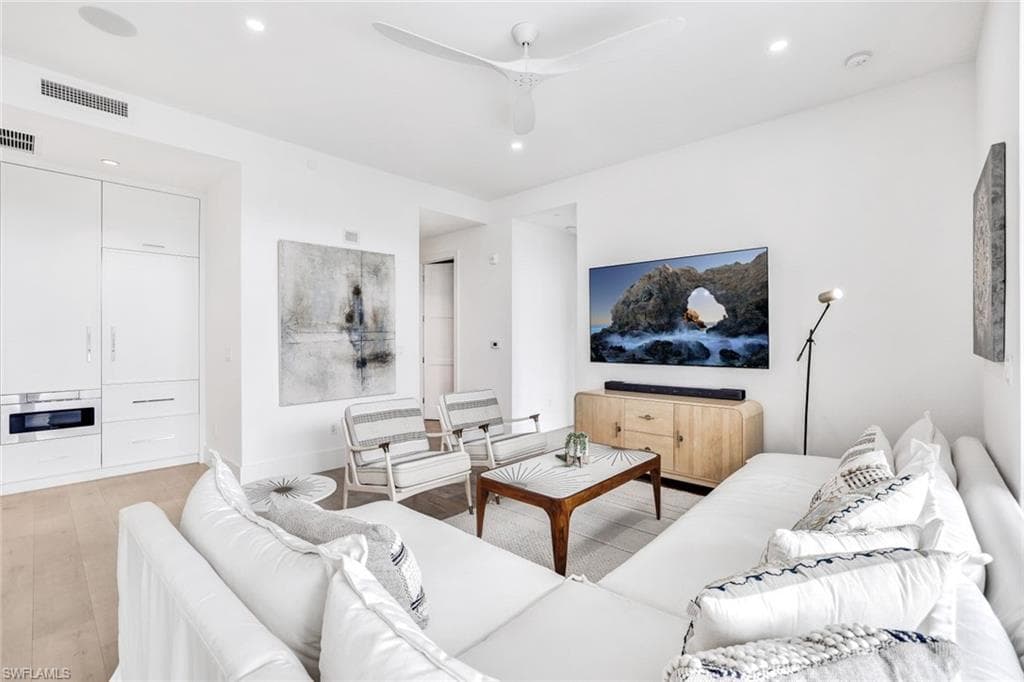 850 Central AVE # 207, NAPLES FL 34102-4