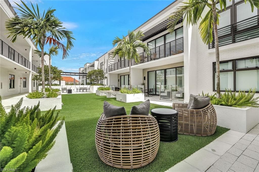 850 Central AVE # 207, NAPLES FL 34102-19