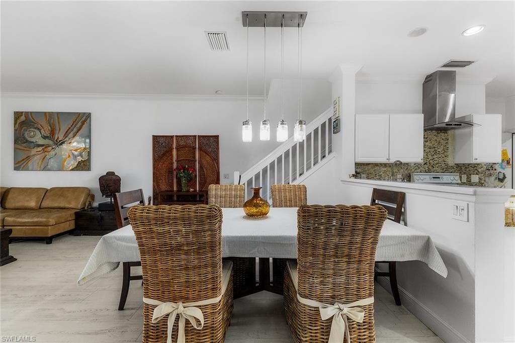 1064 Hampton CIR, NAPLES FL 34105-8