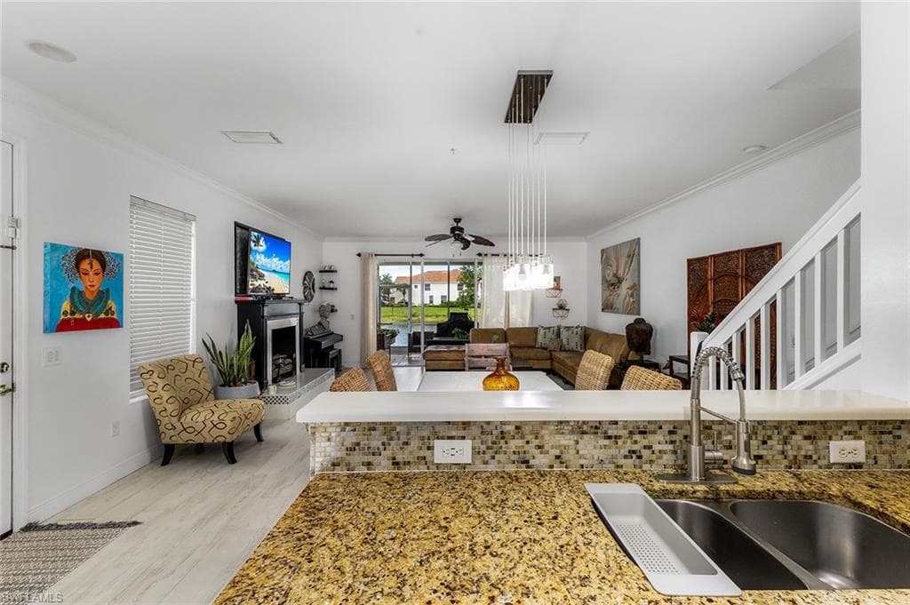 1064 Hampton CIR, NAPLES FL 34105-10