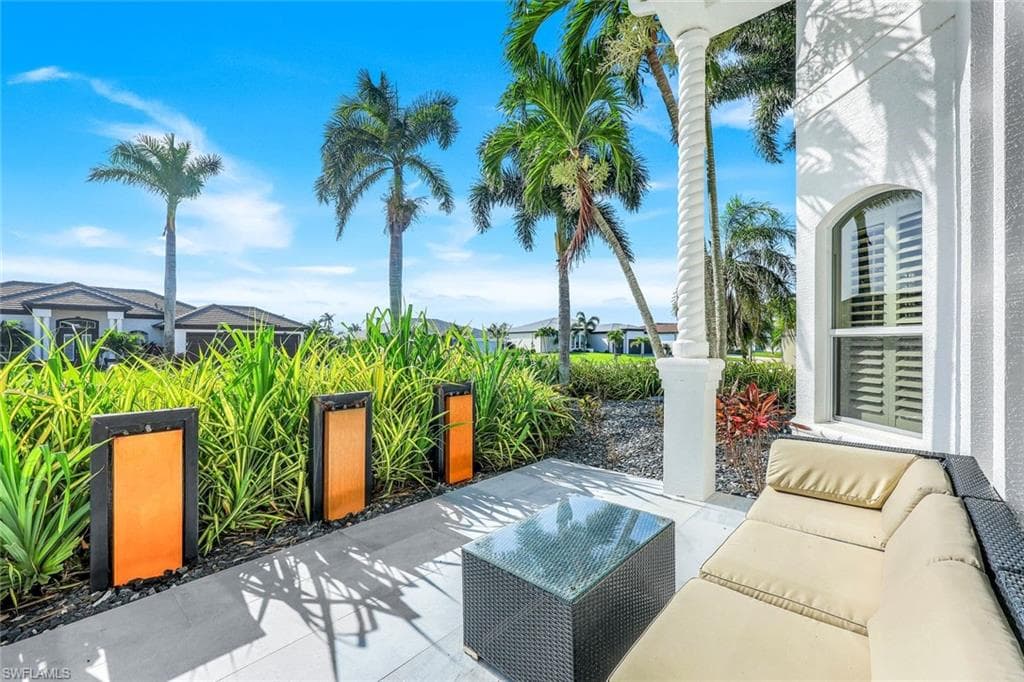 11929 Princess Grace CT, CAPE CORAL FL 33991-8